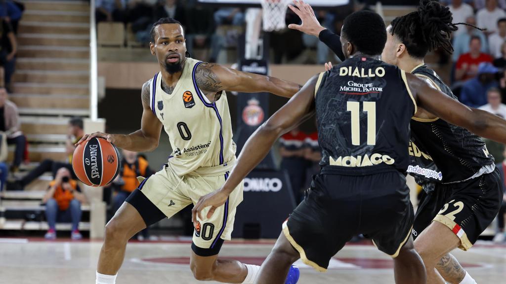 Kevin Punter bota el balón en el Barça de basket-AS Monaco de la Euroliga