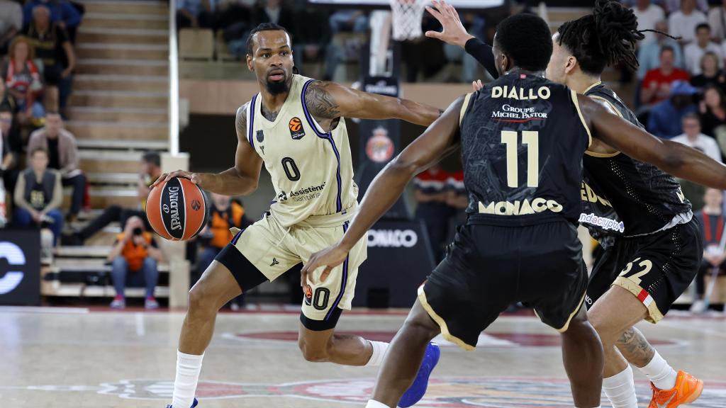 Kevin Punter bota el balón en el Barça de basket-AS Monaco de la Euroliga