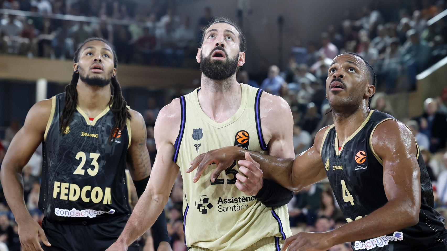 Tornike Shengelia, atento al rebote, en el Monaco-Barça de basket de la Euroliga