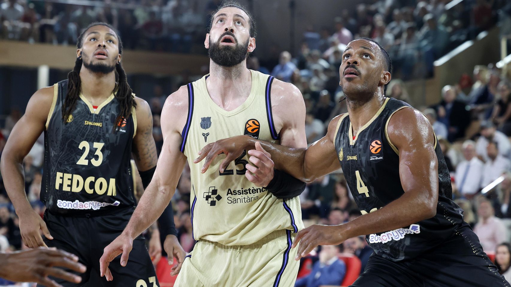 Tornike Shengelia, atento al rebote, en el Monaco-Barça de basket de la Euroliga
