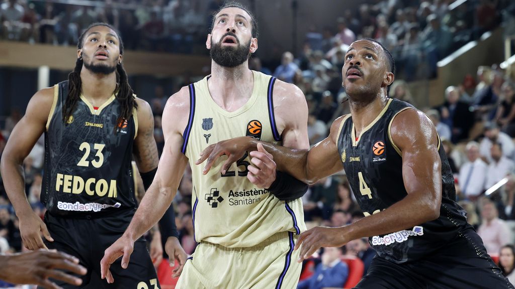 Tornike Shengelia, atent al rebot, en el Monaco-Barça de bàsquet de l'Eurolliga