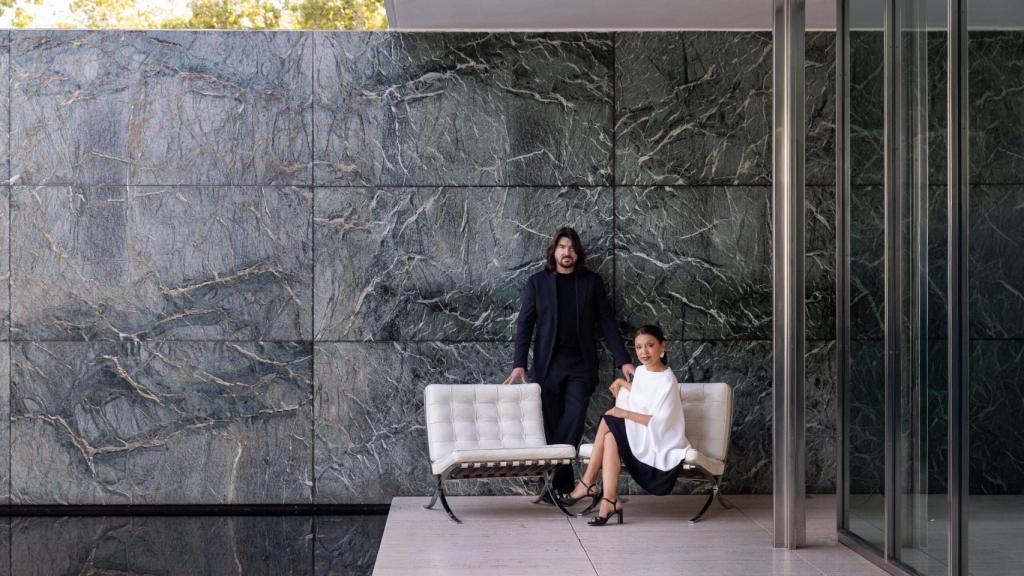 El diseñador francés Stéphane Rolland posa junto a Albasarí Caro