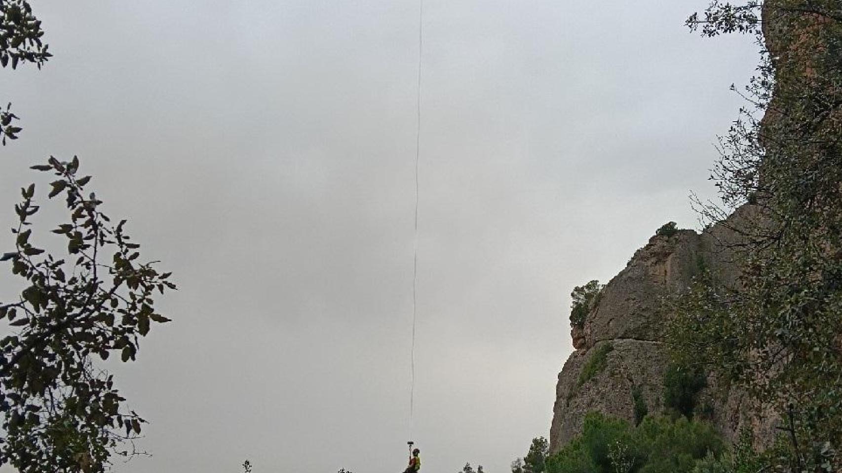 Un momento del rescate de dos escaladores heridos en Montserrat
