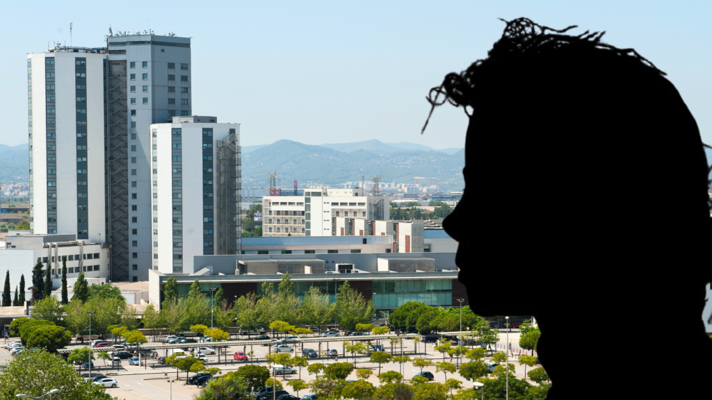 El Hospital de Bellvitge y la silueta del malogrado Michael Jackson, el 'rey del pop'