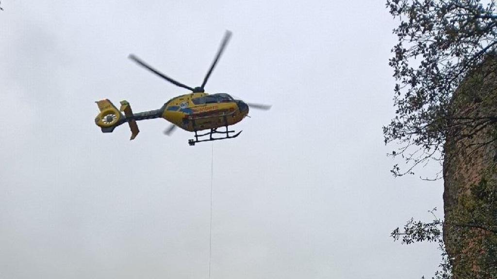 Un momento del rescate de dos escaladores heridos en Montserrat