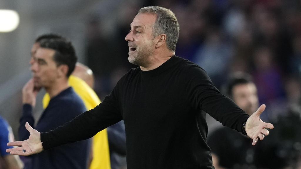Hansi Flick dona indicacions en el Barça-Espanyol de la Lliga