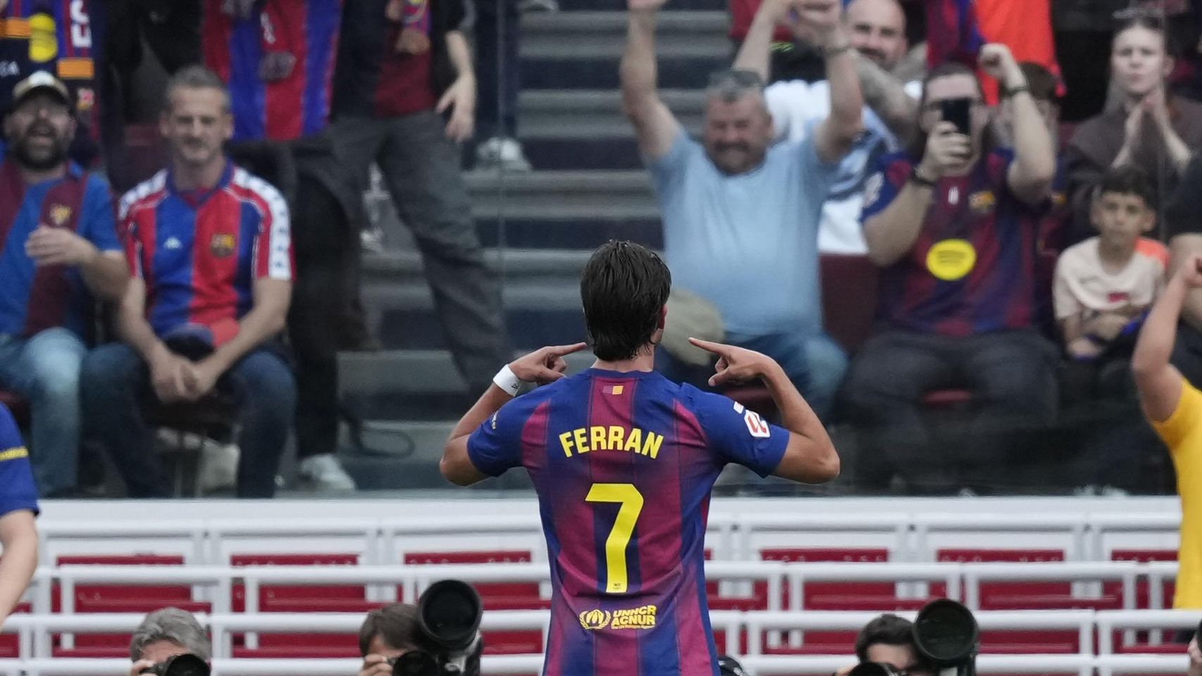 Ferran Torres celebra su primer gol en el Barça-Espanyol de la Liga