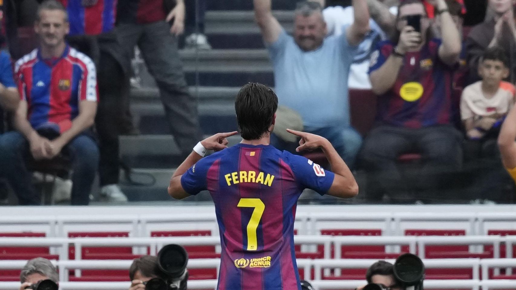 Ferran Torres celebra su primer gol en el Barça-Espanyol de la Liga