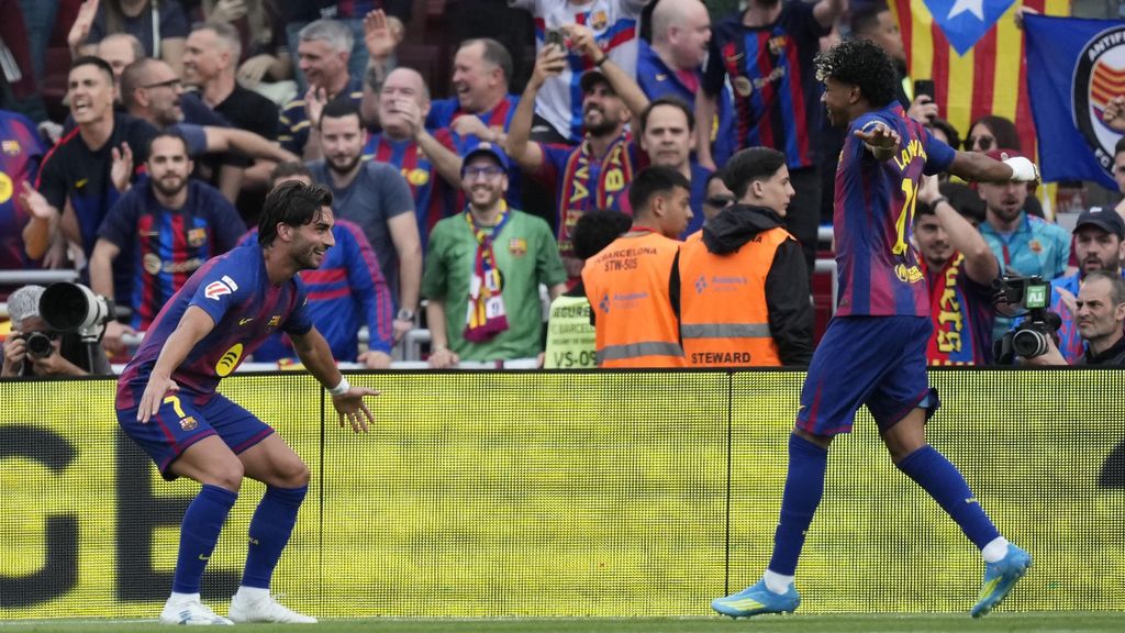 Ferran Torres i Lamine Yamal celebren un gol en el Barça-Espanyol de la Lliga