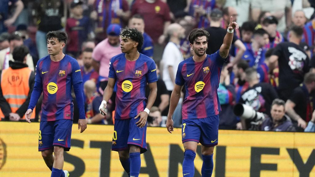 Pedri, Lamine Yamal i Ferran Torres celebren un gol al Barça-Espanyol de la Lliga