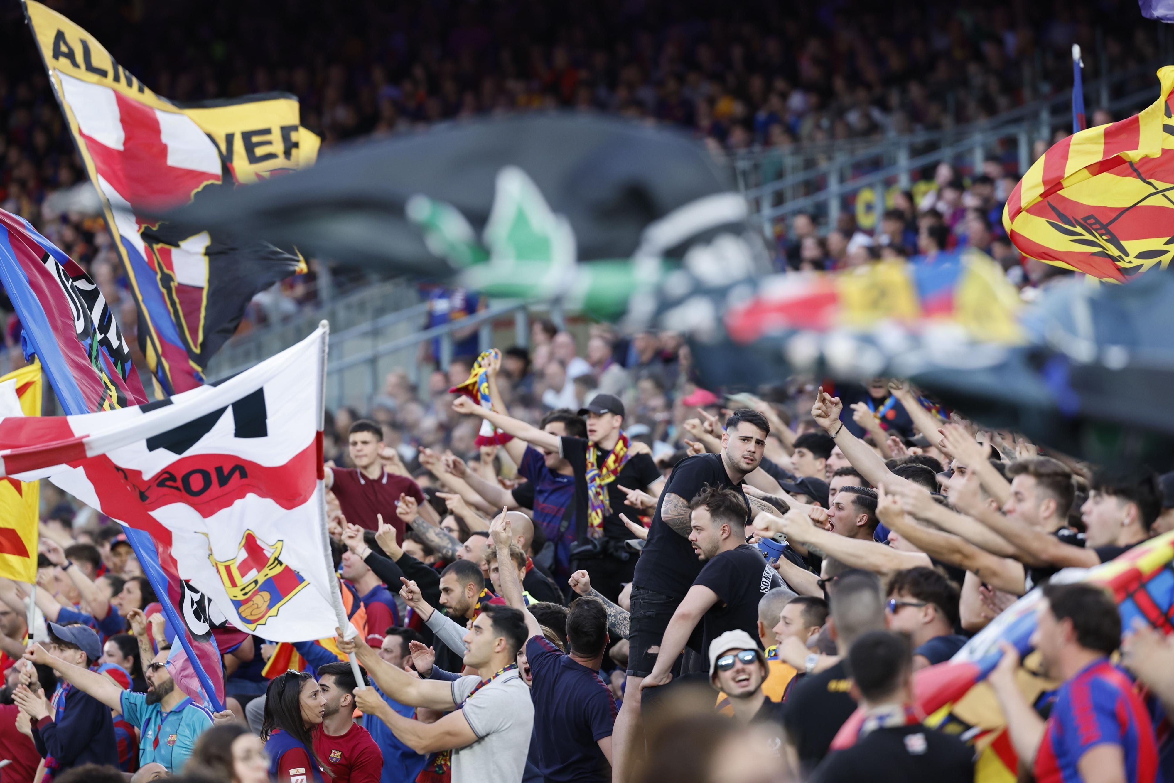 El Camp Nou celebra un gol al Barça-Espanyol