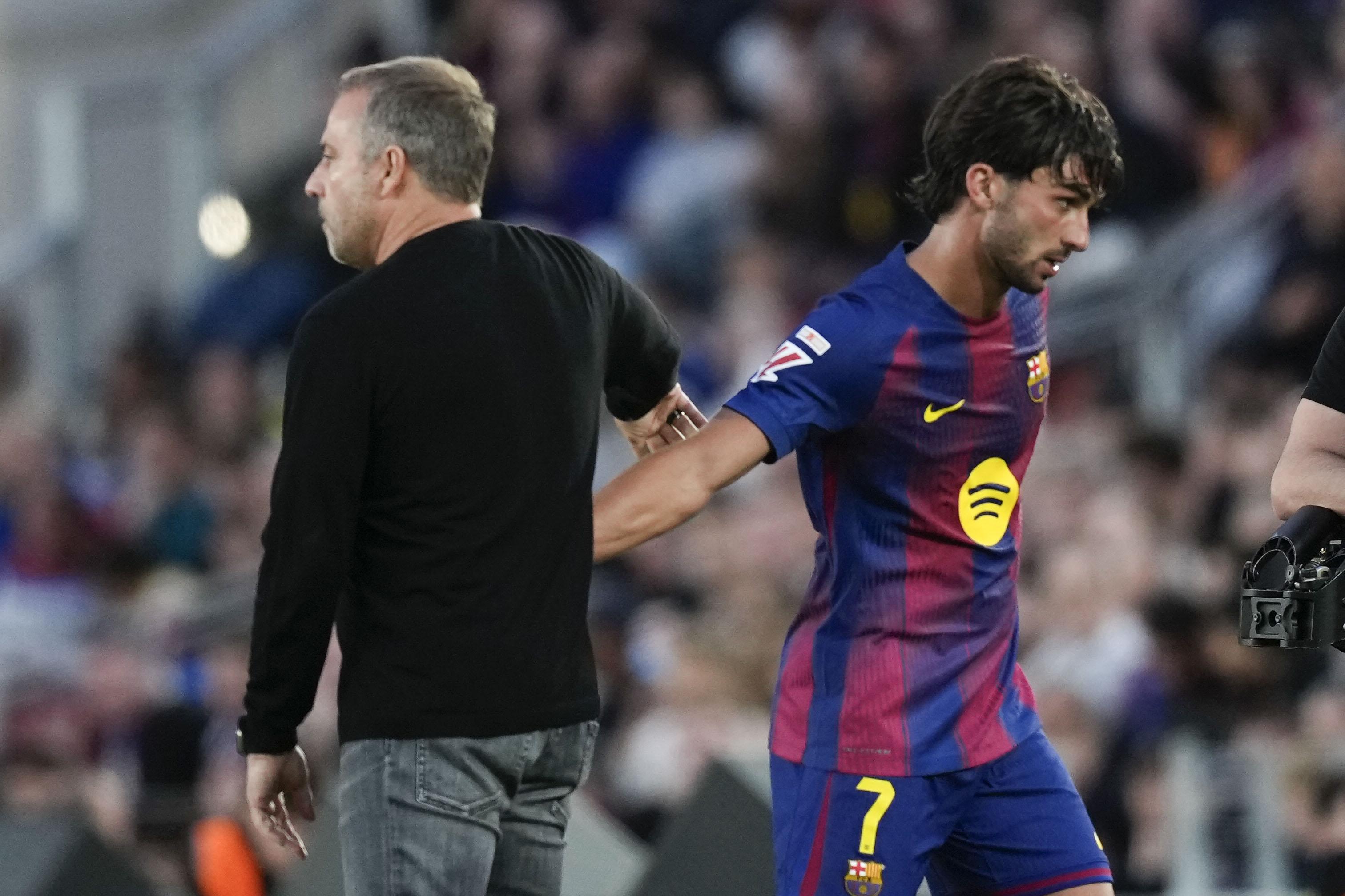 Hansi Flick dona la mà a Ferran Torres en el Barça-Espanyol de la Lliga