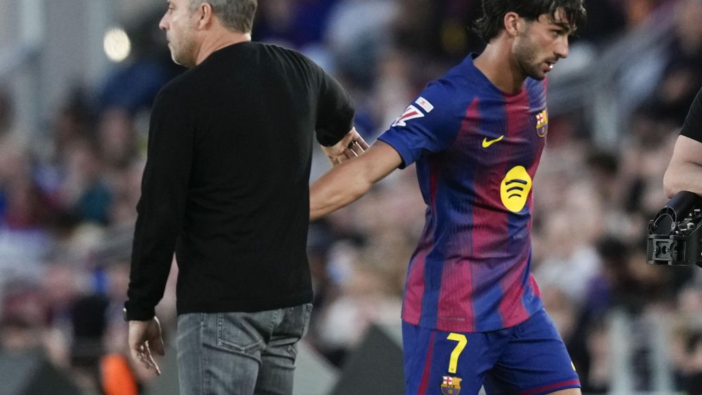 Hansi Flick dona la mà a Ferran Torres en el Barça-Espanyol de la Lliga