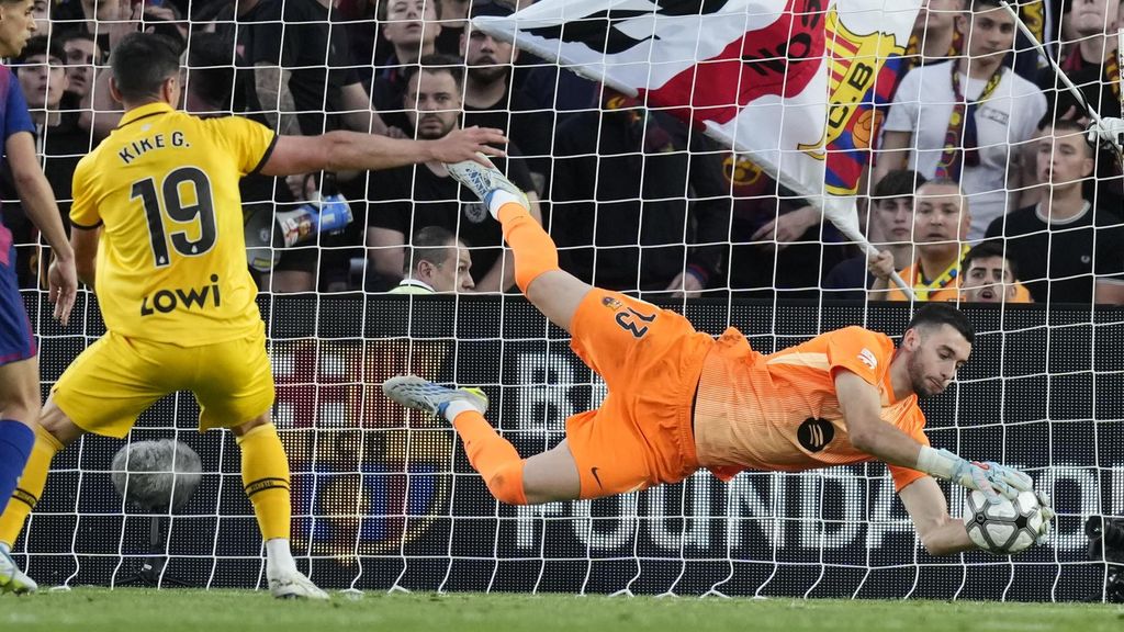Joan García atrapa una pilota durant el Barça-Espanyol