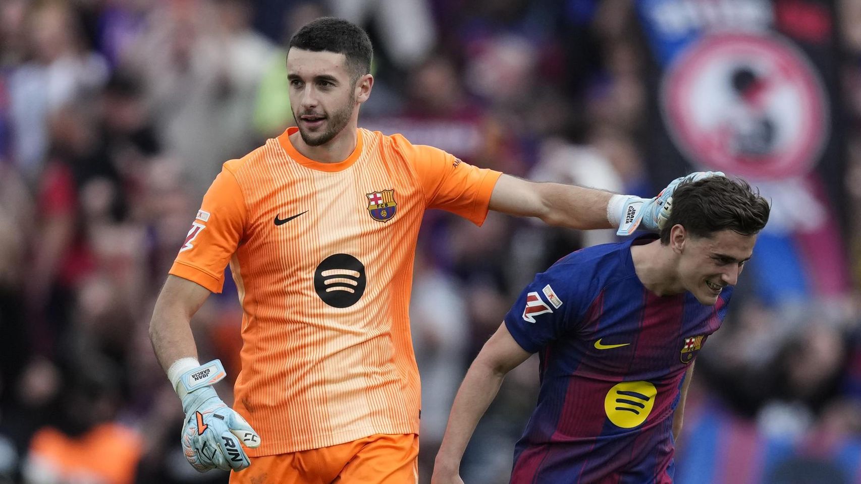 Joan García, sonriente junto a Gavi durante el Barça-Espanyol