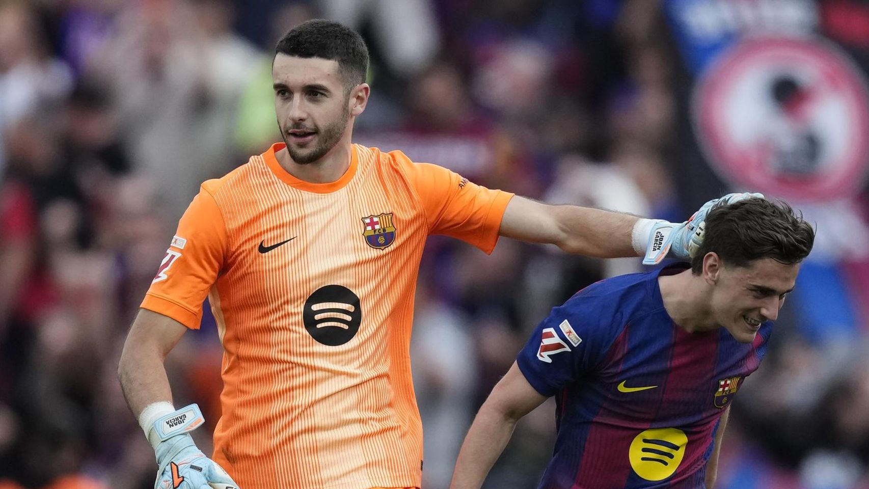 Joan García, sonriente junto a Gavi durante el Barça-Espanyol