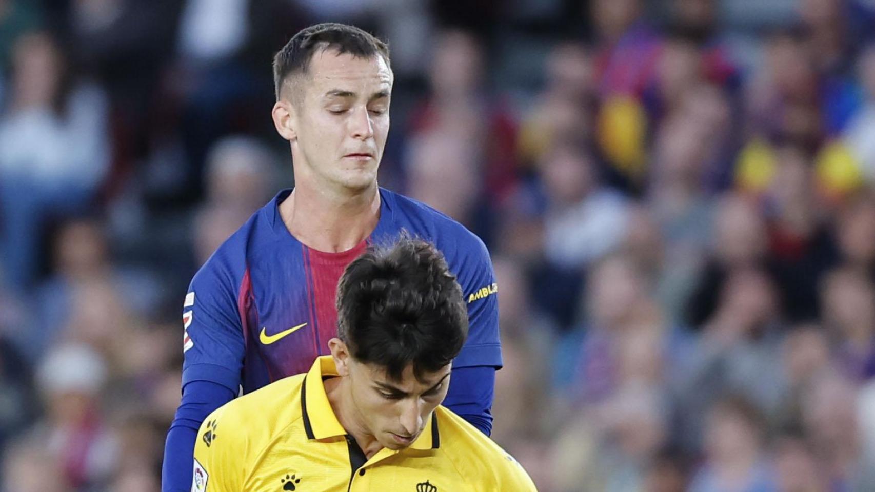 Marc Casadó persigue a Ramó Terrats en el Barça-Espanyol de la Liga
