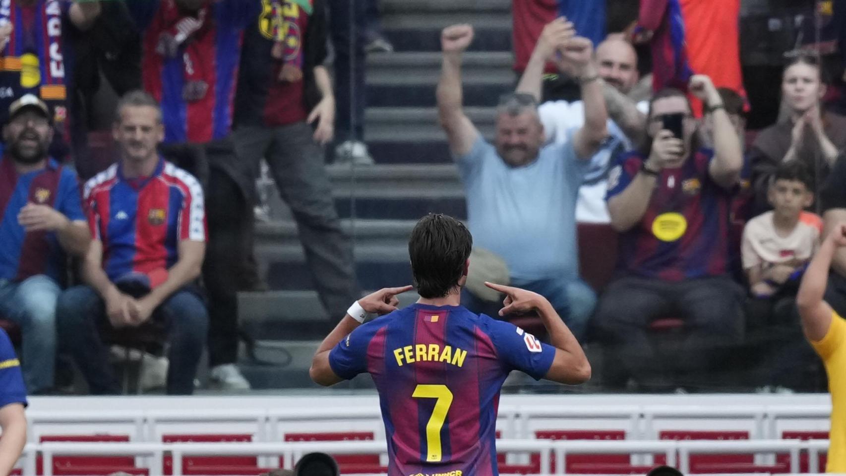 Ferran Torres celebra su primer gol en el Barça-Espanyol de la Liga