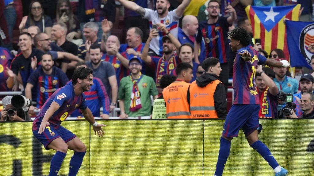 Ferran Torres y Lamine Yamal celebran un gol en el Barça-Espanyol de la Liga