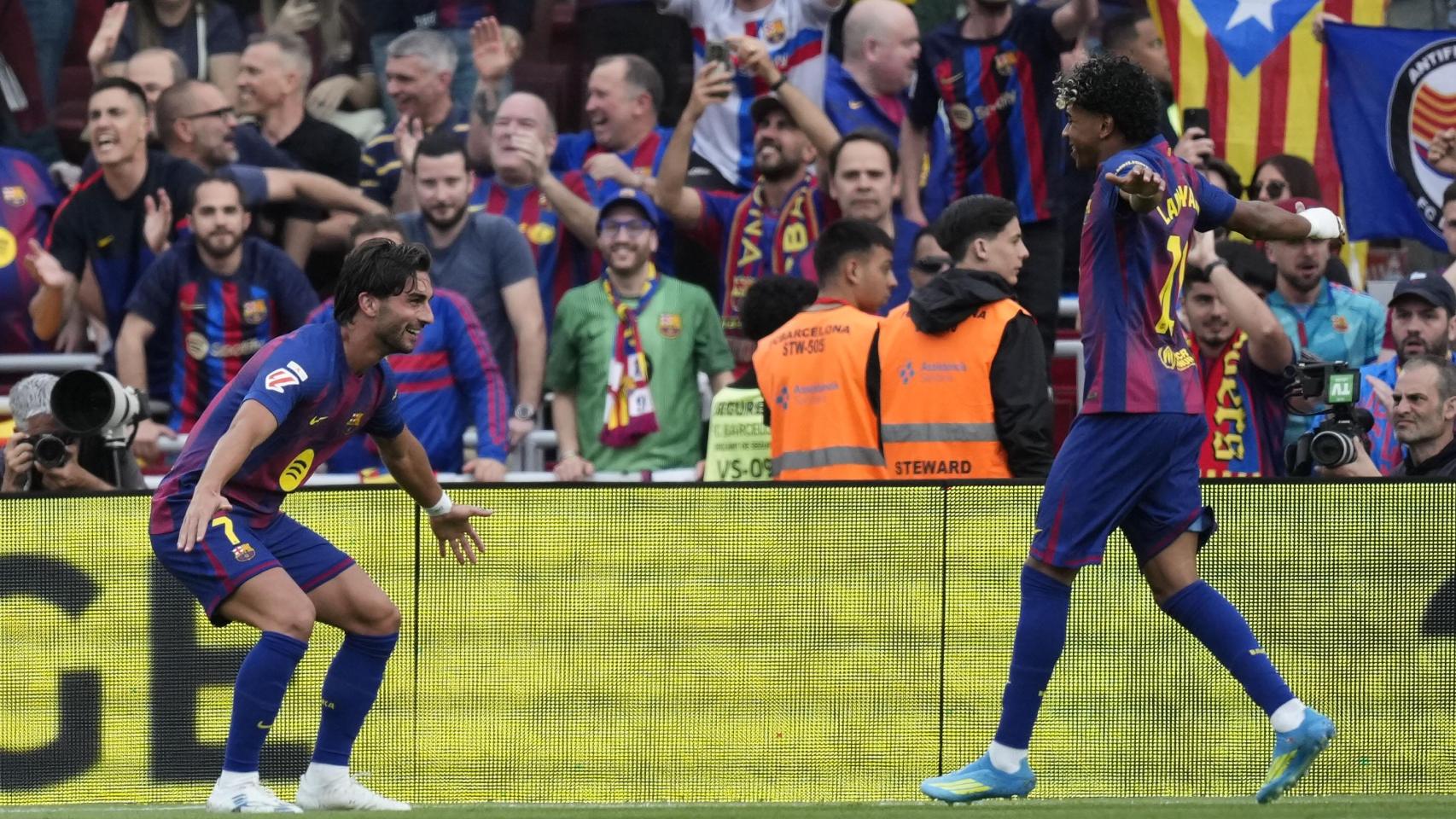 Ferran Torres y Lamine Yamal celebran un gol en el Barça-Espanyol de la Liga