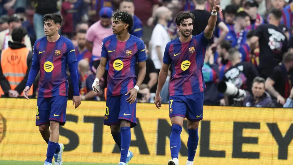 Pedri, Lamine Yamal y Ferran Torres celebran un gol en el Barça-Espanyol de la Liga