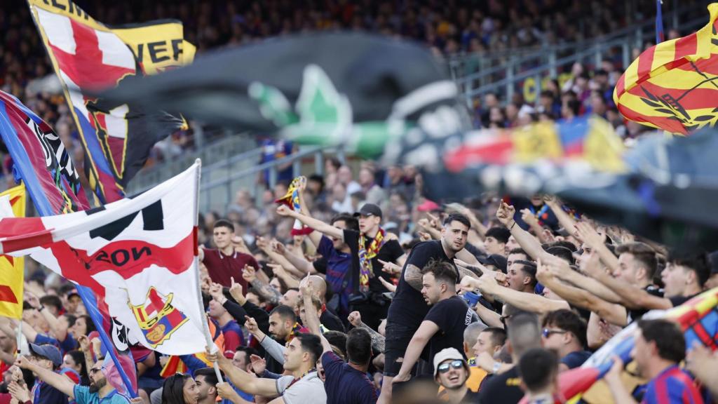 El Camp Nou celebra un gol en el Barça-Espanyol