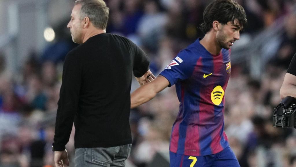 Hansi Flick le da la mano a Ferran Torres en el Barça-Espanyol de la Liga