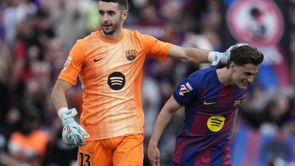 Joan García, sonriente junto a Gavi durante el Barça-Espanyol