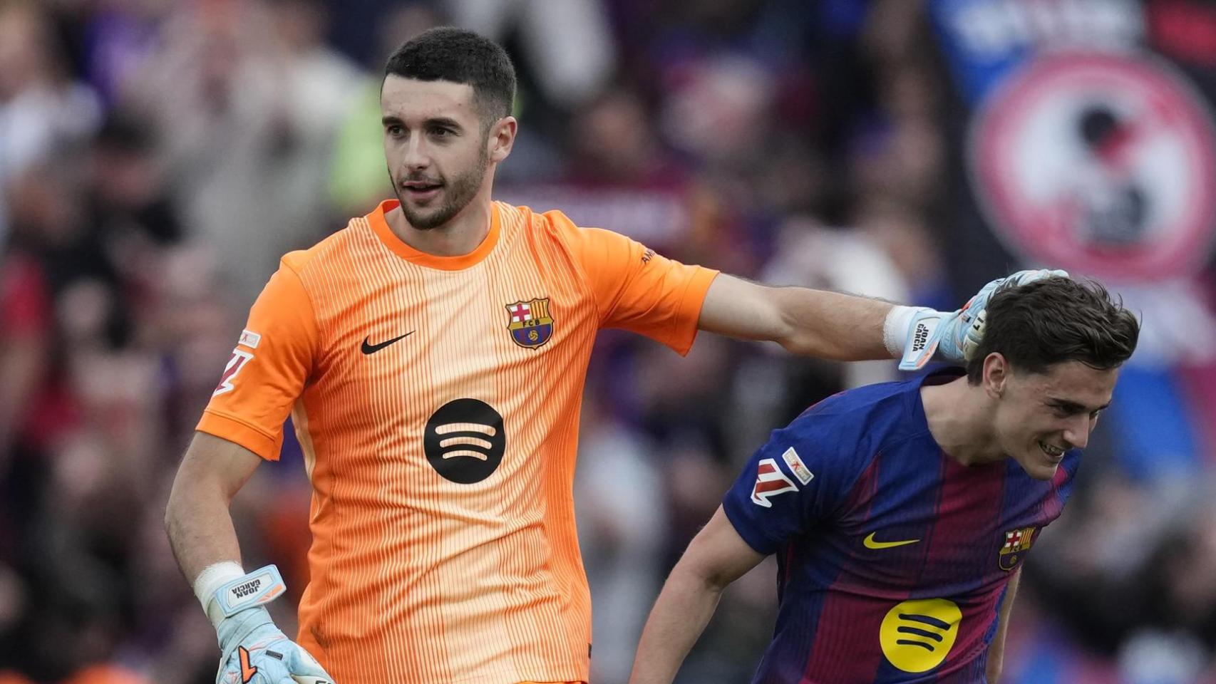 Joan García, sonriente junto a Gavi durante el Barça-Espanyol