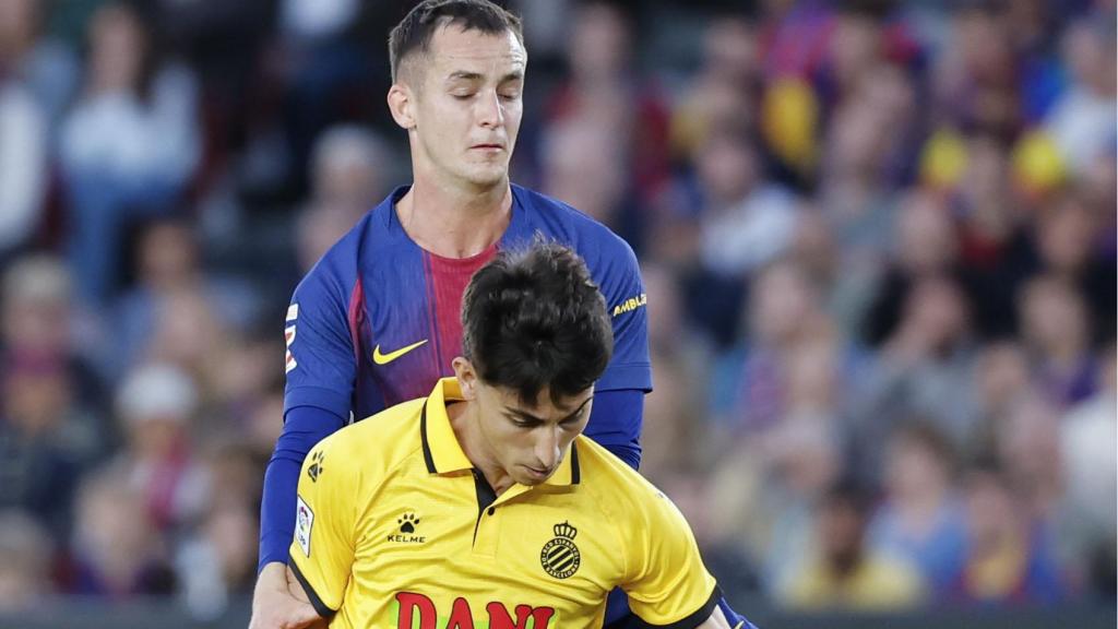 Marc Casadó persigue a Ramó Terrats en el Barça-Espanyol de la Liga