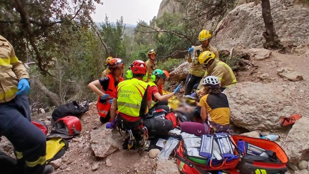 El rescate de dos escaladores heridos de gravedad después de que les cayeran piedras mientras hacían escalada en el sector Columpi, en la montaña de Montserrat