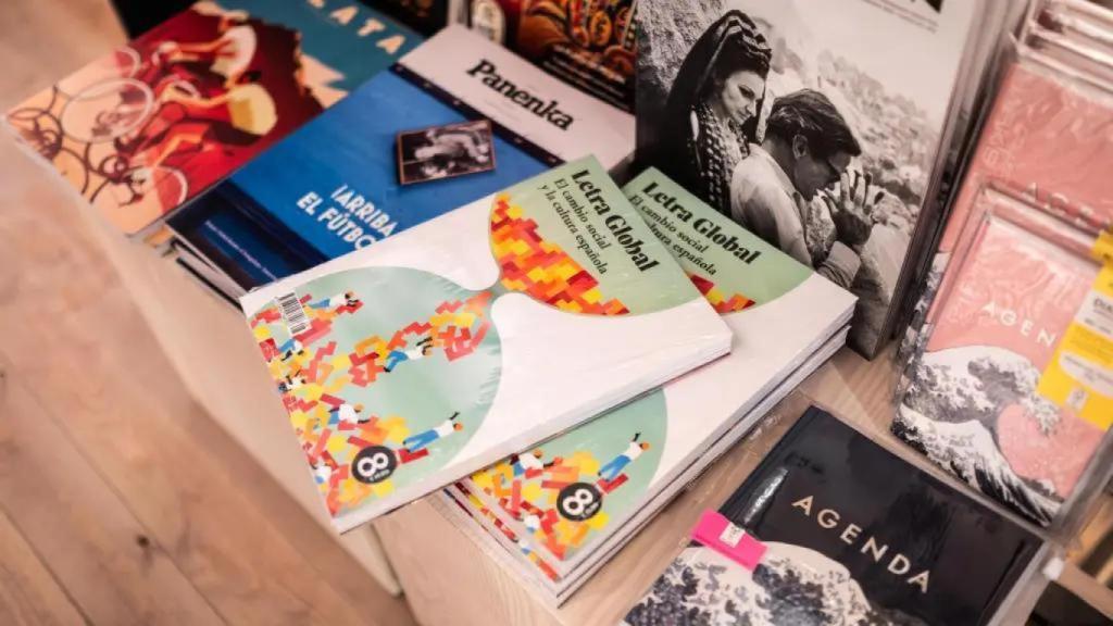 La revista 'Letra Global' en una llibreria de Barcelona
