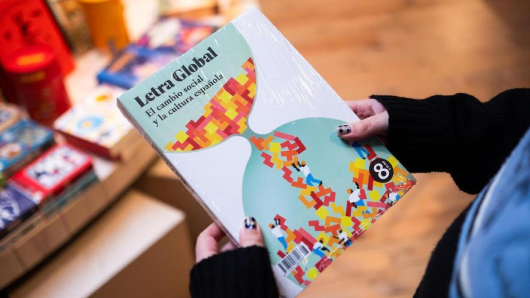 El volumen 8 de la revista 'Letra Global', en la librería La Central, de Consell de Cent, en Barcelona