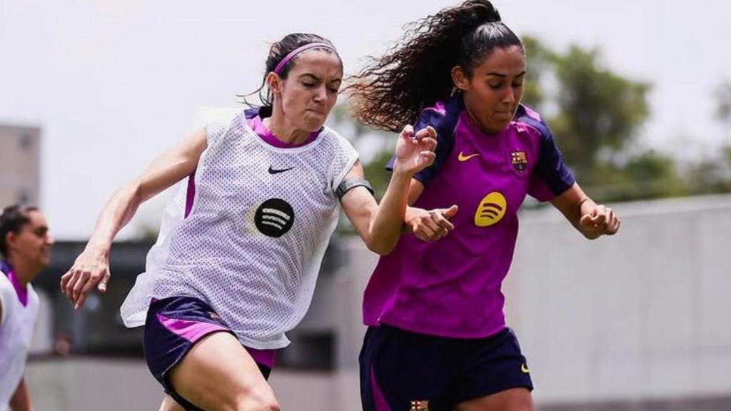 Cèlia Segura pugna con Aitana Bonmatí en un entrenamiento del Barça Femenino