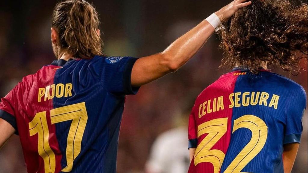 Ewa Pajor felicita Cèlia Segura després de marcar al Trofeu Joan Gamper 2024 --el gol es va anul·lar posteriorment--