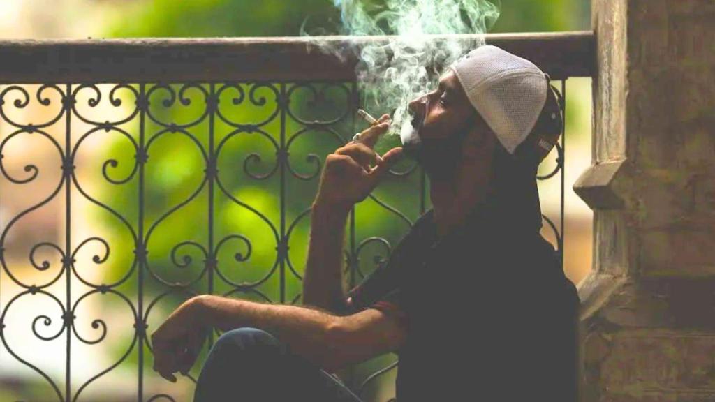 Una persona fumando en el balcón.jpg