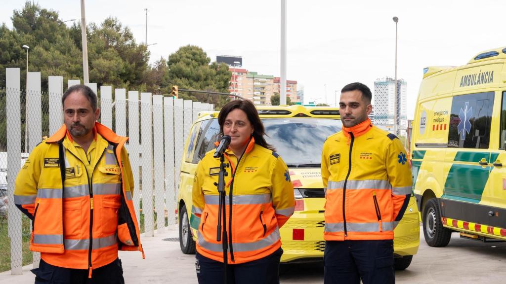 Anna Fontquerni, directora del SEM (centro), con David Pomés, jefe del transporte sanitario no urgente (izquierda), y Juan Antonio Escorcia, jefe de emergencias (derecha)