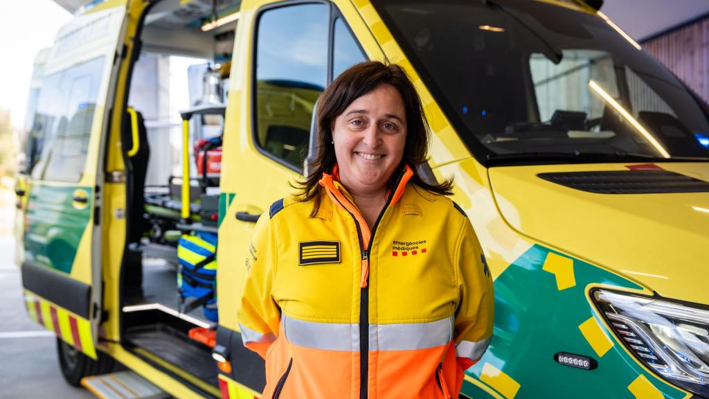 La directora del Sistema d'Emergències Mèdiques (SEM), Anna Fontquerni, en la presentación de las nuevas ambulancias, en la nueva sede en Bellvitge, l'Hospitalet de Llobregat (Barcelona)