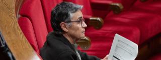 La 'consellera' de Salud de la Generalitat, Olga Pané, revisa documentación en el Parlament de Cataluña