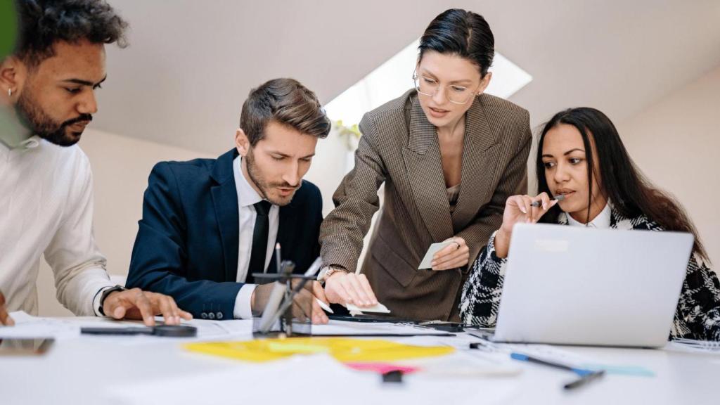 Grup de treballadors en una reunió