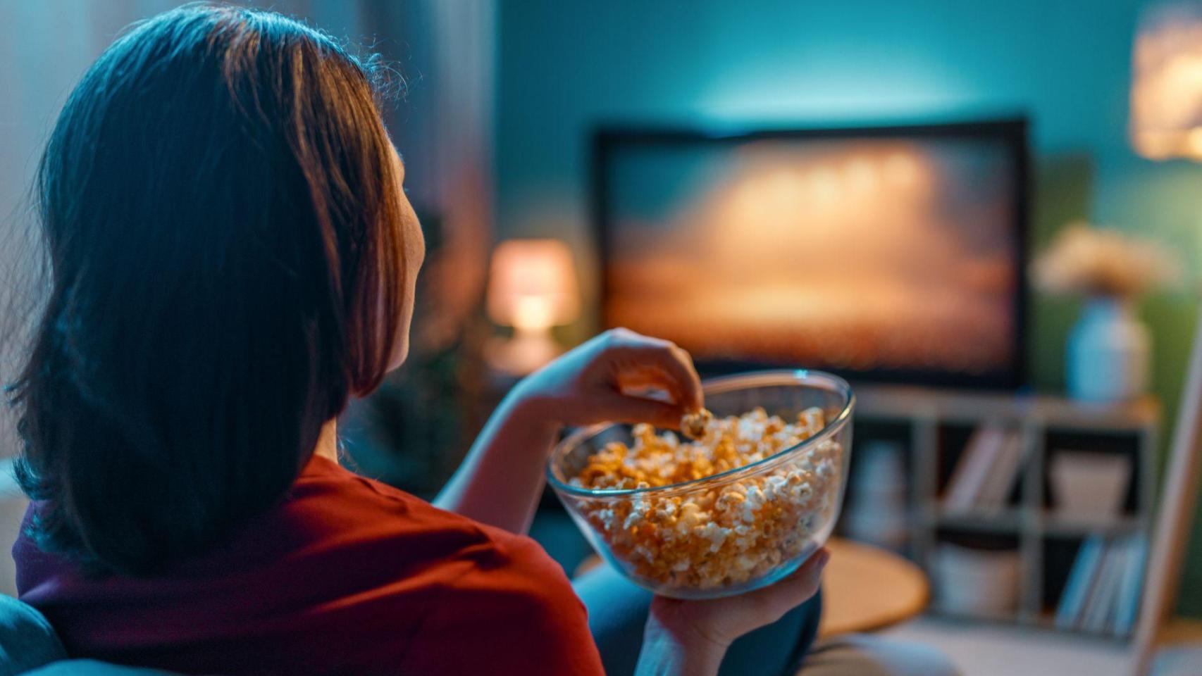 Mujer viendo la televisión