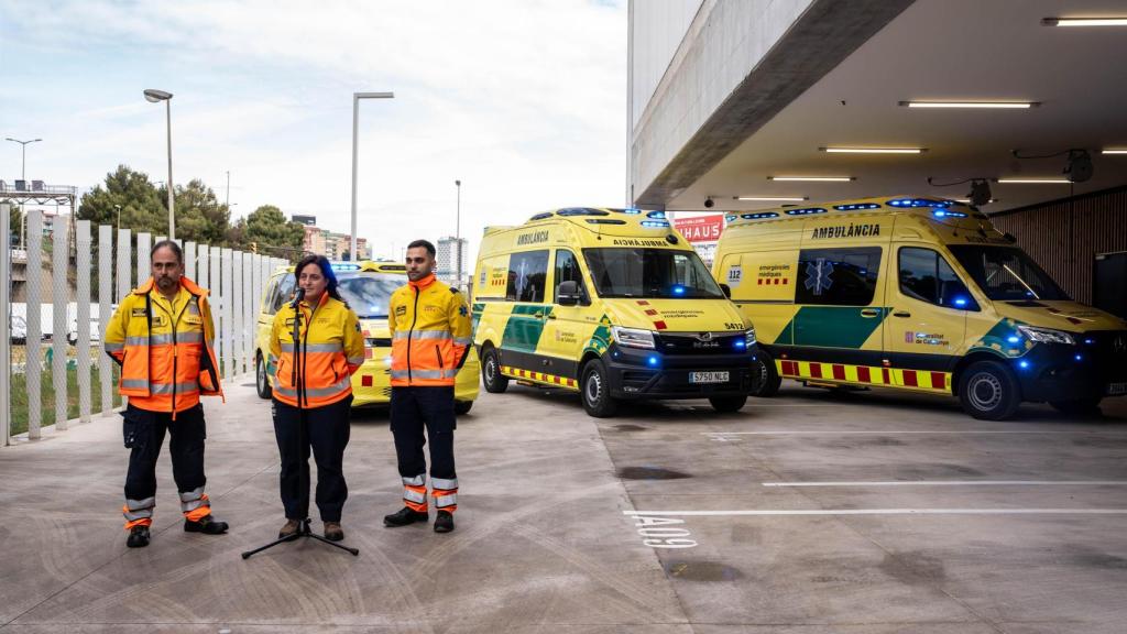 Anna Fontquerni, directora del SEM (centre), David Pomés, cap del servei sanitari no urgent (esquerra), i Juan Antonio Escorcia, cap d'emergències (dreta) en la presentació de les noves ambulàncies dilluns passat
