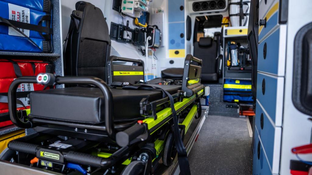 Detall de l'interior d'una de les noves ambulàncies del SEM, que comencen a circular el 15 d'abril a Terres de l'Ebre (Tarragona) per desplegar-se a finals de juny a tot Catalunya