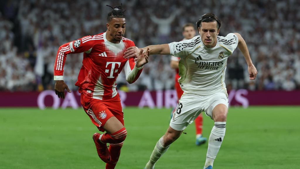 Michael Olise lluita amb Álvaro Carreras al Reial Madrid-Bayern de Munic