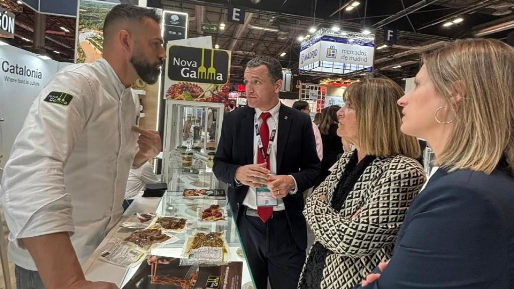 El 'conseller' Òscar Ordeig, la delegada del Govern en Madrid, Núria Marín, y la directora gerente de Prodeca, Dèlia Perpiñà, en el Salón Gourmets 2026 de Madrid