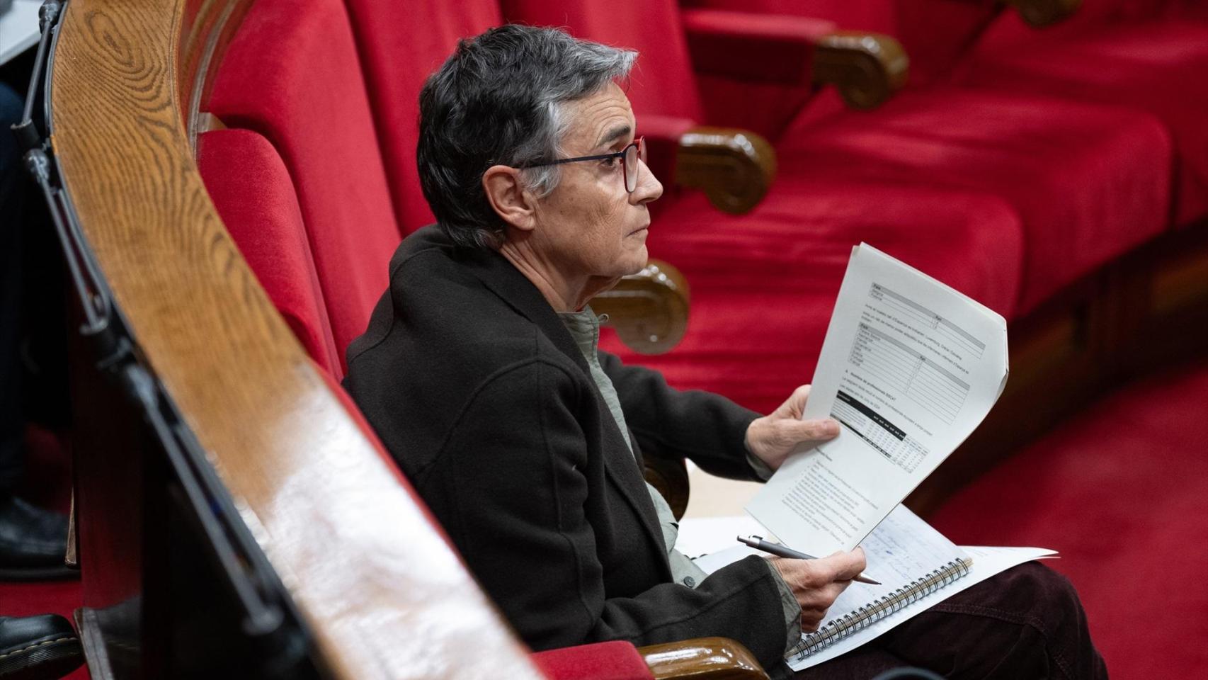 La 'consellera' de Salud de la Generalitat, Olga Pané, revisa documentación en el Parlament de Cataluña