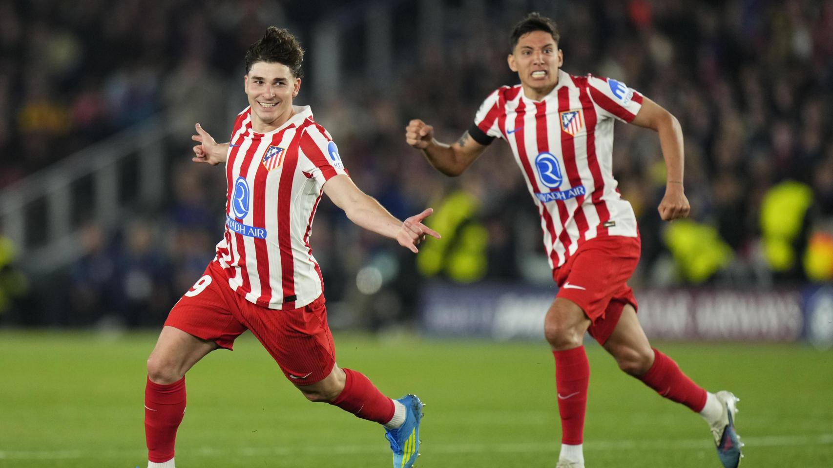 Julián Álvarez celebra su gol en el Barça-Atlético de Madrid de Champions junto a Nahuel Molina