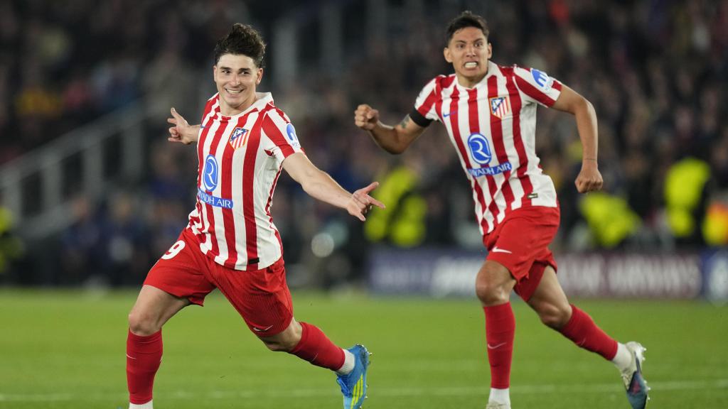 Julián Álvarez celebra su gol en el Barça-Atlético de Madrid de Champions junto a Nahuel Molina