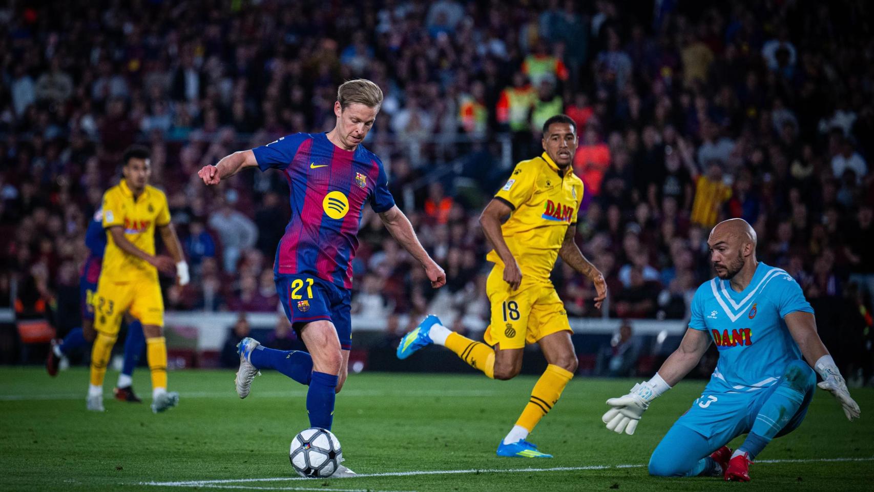 Frenkie de Jong regatea al portero del Espanyol