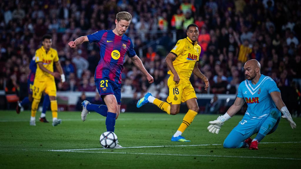 Frenkie de Jong dribla el porter de l'Espanyol